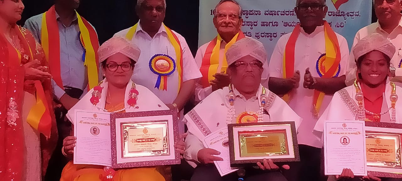 Vasavi Foundation, Karnataka – Smt. Shobha Kampli, State President received award for her social service.